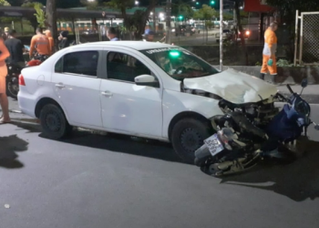 Adolescente é arremessado da moto no poste e morre em choque com carro em Manaus