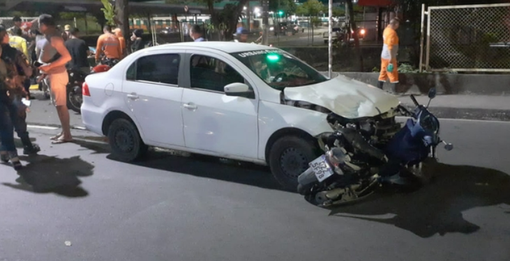 Adolescente é arremessado da moto no poste e morre em choque com carro em Manaus