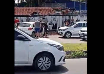 Vídeo: Duas pessoas ficam feridas após carro invadir ponto de ônibus em Manaus