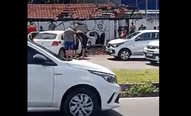Vídeo: Duas pessoas ficam feridas após carro invadir ponto de ônibus em Manaus