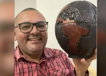 Bandidos matam pastor a tiros e depois incendeiam carro com o cadáver dentro