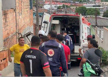 No Coroado, motociclista fica preso embaixo de roda de carreta e população tenta tirá-lo; veja vídeo