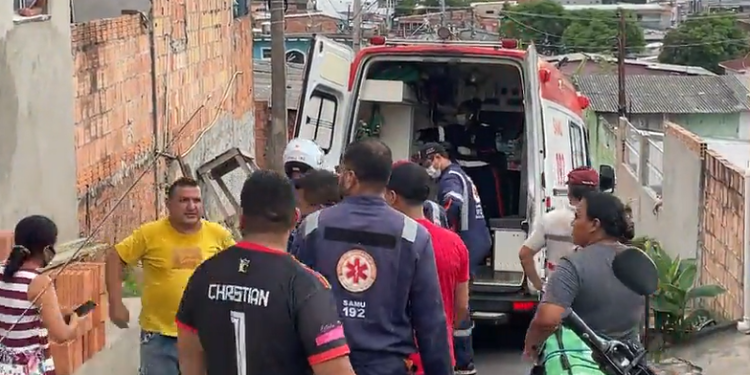 No Coroado, motociclista fica preso embaixo de roda de carreta e população tenta tirá-lo; veja vídeo