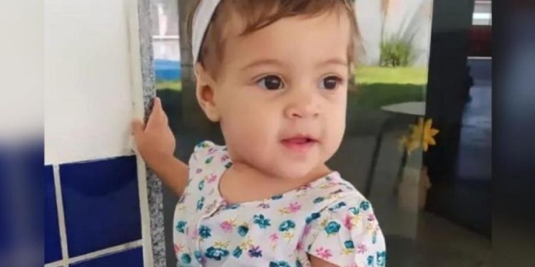 Bebê de um ano cai em balde cheio de água e morre afogada dentro de casa