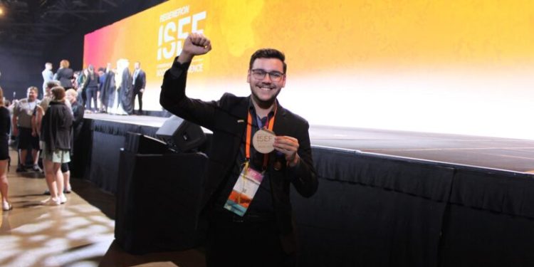 Brasileiro de 17 anos é o 2º da história a ganhar Prêmio Weizmann ao criar repelente com fruto amazônico