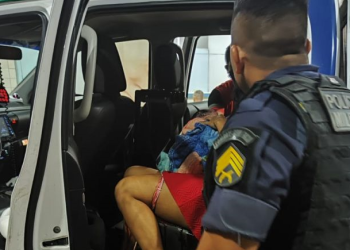 Vídeo: Mãe é socorrida por PMs e dá à luz dentro de viatura a caminho da maternidade em Manaus