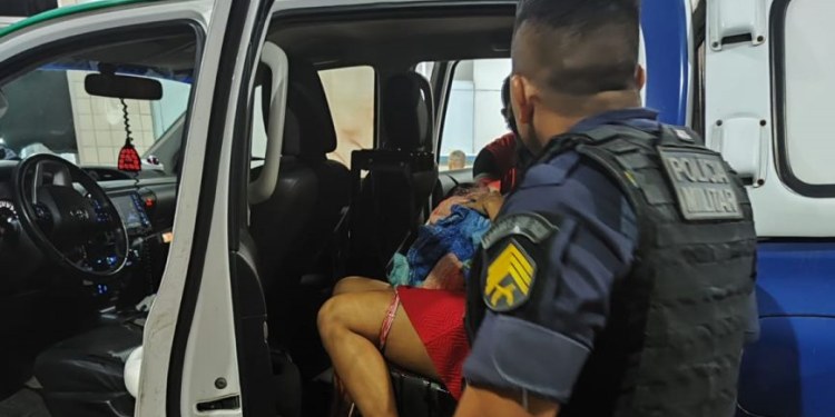 Vídeo: Mãe é socorrida por PMs e dá à luz dentro de viatura a caminho da maternidade em Manaus
