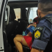 Vídeo: Mãe é socorrida por PMs e dá à luz dentro de viatura a caminho da maternidade em Manaus