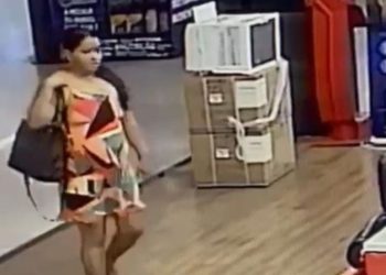 ‘Gatuna’ furta caixa de som JBL na surdina em shopping na Zona Leste de Manaus; ela é procurada