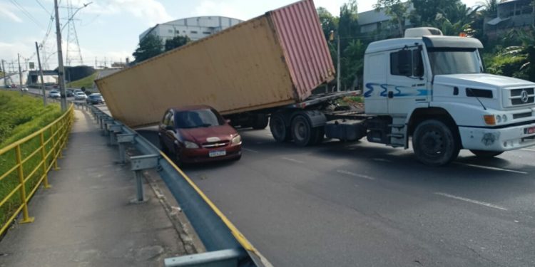 Quase tragédia: carro quase é esmagado por contêiner na Zona Norte de Manaus; veja