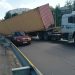 Quase tragédia: carro quase é esmagado por contêiner na Zona Norte de Manaus; veja