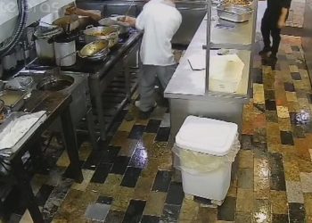 Fritador esfaqueia cozinheiro dentro de restaurante e depois foge