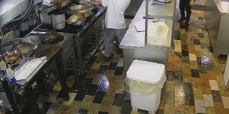 Fritador esfaqueia cozinheiro dentro de restaurante e depois foge