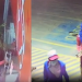 Vídeo: Dupla com rosto coberto quebra vidro de loja de conveniência em Manaus para roubar bebidas