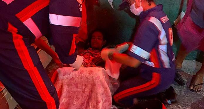 Mulher entra em trabalho de parto no meio de rua na Zona Norte e bebê nasce na calçada