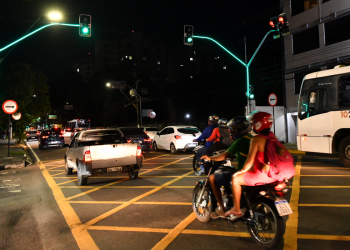 Manaus ganha novo sistema de semáforo agregado ao poste e à calçada