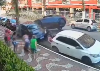 Motora joga carro em cima dos bandidos após ser assaltado no sinal