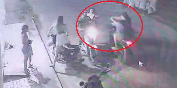 Vídeo: Pistoleiros chegam atirando em mulher na frente de criança; ela sobreviveu