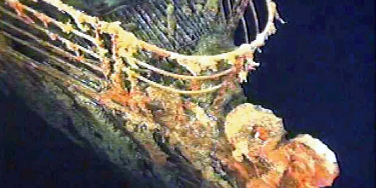 Submarino que levava turistas para ver Titanic desaparece