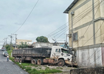 Motora deixa carreta na ladeira e veículo desce a rua sem freio em Manaus