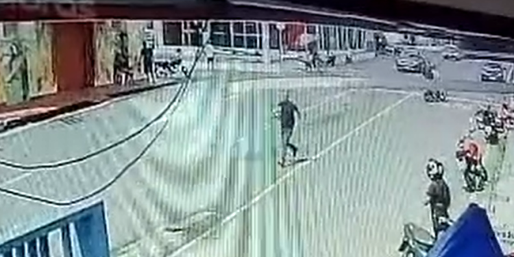 Homem furta R$ 170 mil em agência bancária do Amazonas e sai andando com o dinheiro na rua