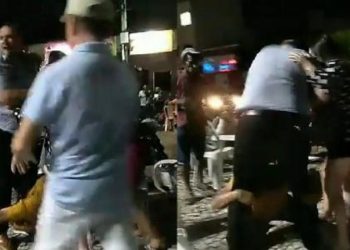 Vereadores saem na porrada em praça após um enviar emoji de boi para o outro