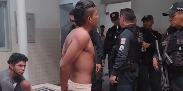 Vídeo: blindados encaram policiais dentro da delegacia: ‘eu tenho direito de ficar em pé?’