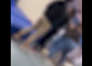 Professora e mãe de aluna brigam na escola: ‘sua vaca’