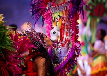 Comunidade LGBTQIAPN+ é representada com 1ª porta-estandarte lésbica no Garantido