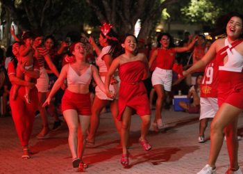 No Largo de São Sebastião, transmissão da última noite do 56º Festival de Parintins encanta torcedores