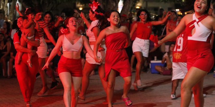 No Largo de São Sebastião, transmissão da última noite do 56º Festival de Parintins encanta torcedores