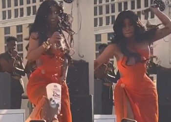 Cardi B acerta microfone em fã que jogou bebida nela; veja o vídeo