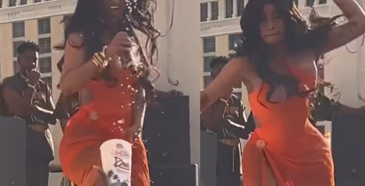 Cardi B acerta microfone em fã que jogou bebida nela; veja o vídeo