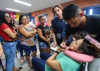 Curso de maquiagem qualifica moradores do Prosamin+ em Manaus
