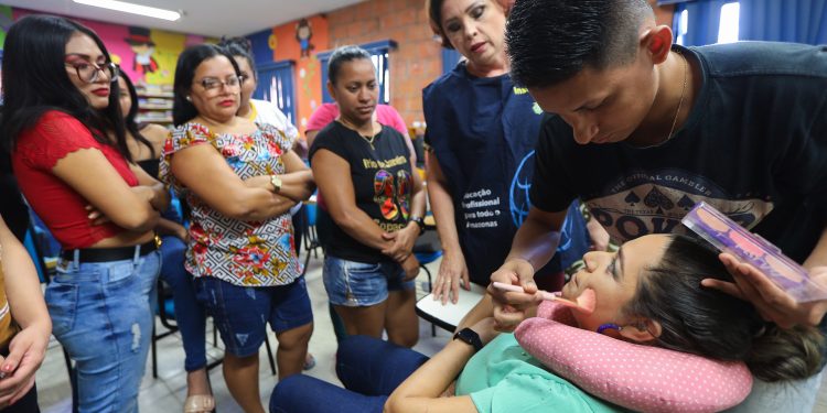 Curso de maquiagem qualifica moradores do Prosamin+ em Manaus
