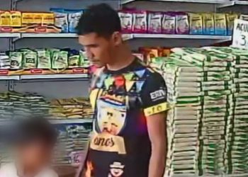 Vídeo mostra homem furtando celular na companhia de menino com menos de 10 anos em Coari