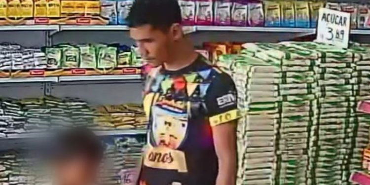 Vídeo mostra homem furtando celular na companhia de menino com menos de 10 anos em Coari