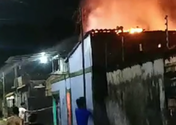 Casa fica destruída após incêndio ser ocasionado por ferro esquecido ligado; assista