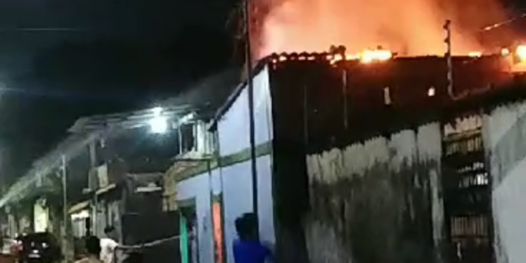 Casa fica destruída após incêndio ser ocasionado por ferro esquecido ligado; assista
