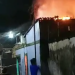 Casa fica destruída após incêndio ser ocasionado por ferro esquecido ligado; assista