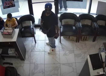 Vídeo: Vítimas ignoraram ladrão e ele desiste de roubar salão