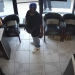 Vídeo: Vítimas ignoraram ladrão e ele desiste de roubar salão