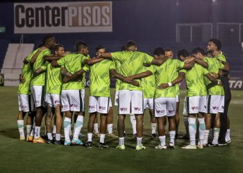 Vídeo: Vítimas ignoraram ladrão e ele desiste de roubar salão