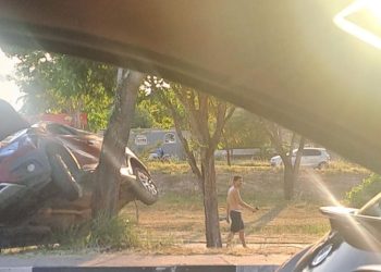 Idosa fica feridas após ser atingida por veículo e capotar carro