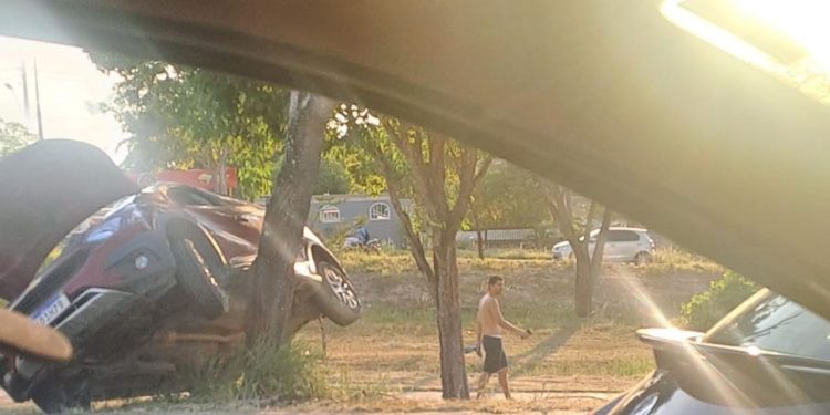 Idosa fica feridas após ser atingida por veículo e capotar carro