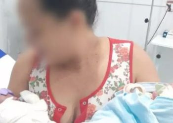 Mulher dá à luz a gêmeas e deixa uma bebê cair no vaso