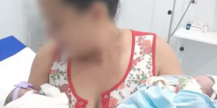 Mulher dá à luz a gêmeas e deixa uma bebê cair no vaso