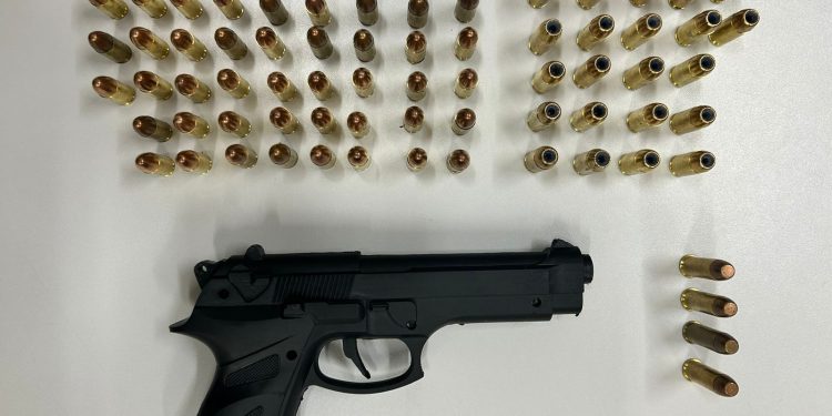 Em Manaus, aluna leva simulacro de pistola e munições do namorado traficante da amiga para aula