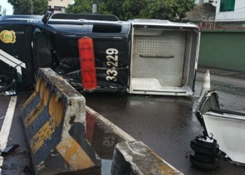 Carro da PC capota com sete presos na parte de trás