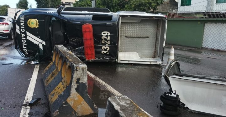 Carro da PC capota com sete presos na parte de trás